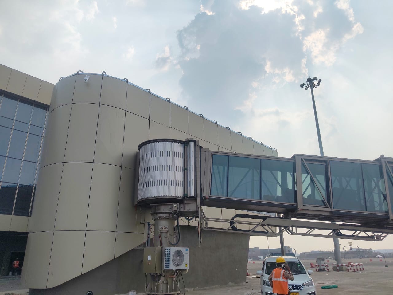 Commercial terminal cladding and glazed connecting bridge